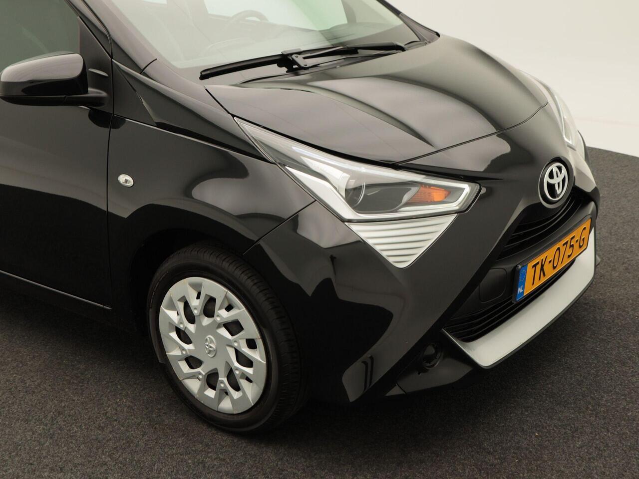 Toyota AYGO 1.0 VVT-i Automaat x-play | Bluetooth | Trekhaak | Camera | Carplay | 79.228 Km!!