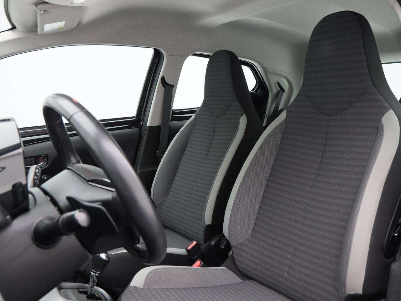 Toyota AYGO 1.0 VVT-i Automaat x-play | Bluetooth | Trekhaak | Camera | Carplay | 79.228 Km!!