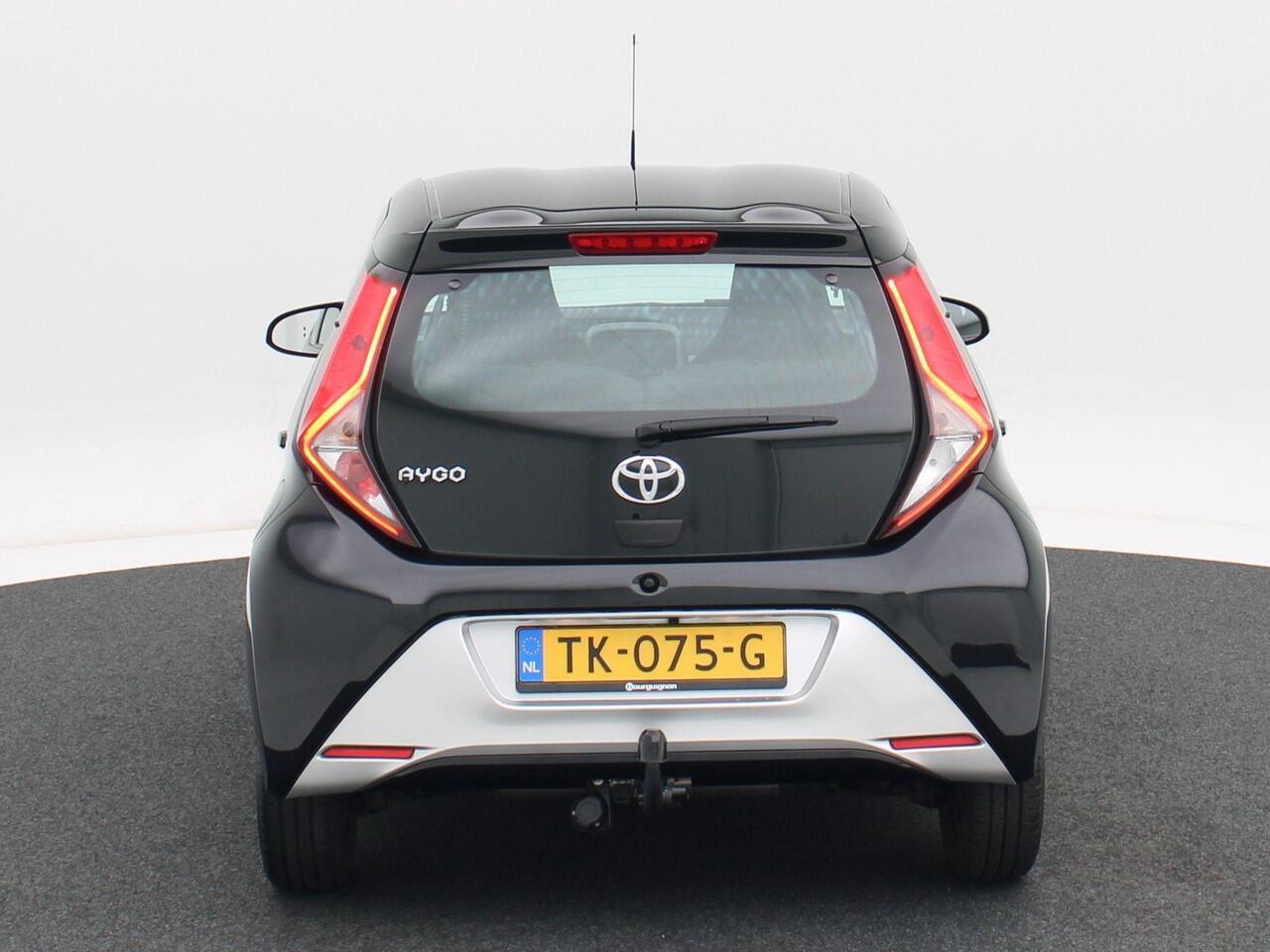Toyota AYGO 1.0 VVT-i Automaat x-play | Bluetooth | Trekhaak | Camera | Carplay | 79.228 Km!!
