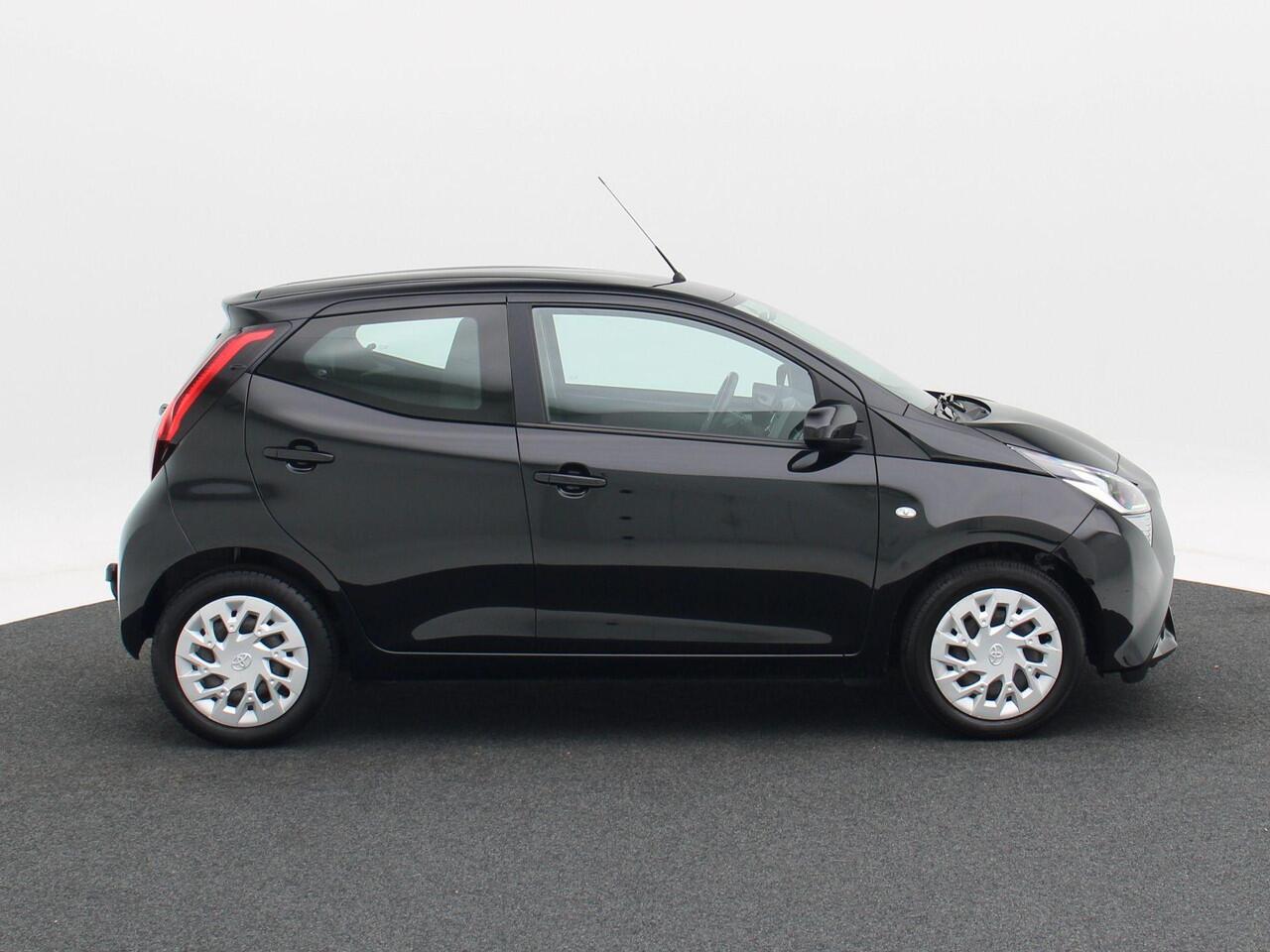 Toyota AYGO 1.0 VVT-i Automaat x-play | Bluetooth | Trekhaak | Camera | Carplay | 79.228 Km!!
