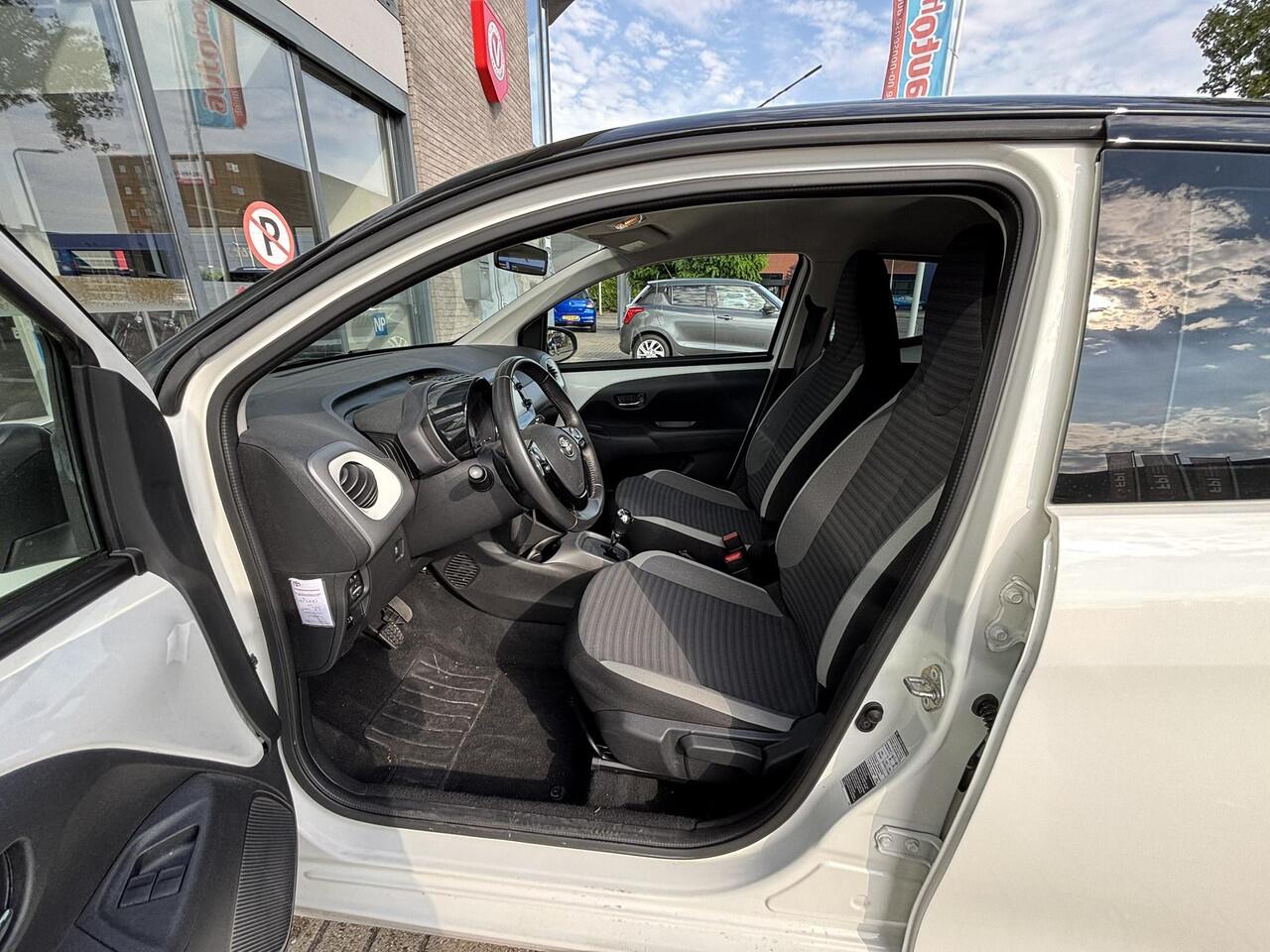 Toyota AYGO 1.0 VVT-i x-play | Automaat | two-tone | Achteruitrijcamera | Airco