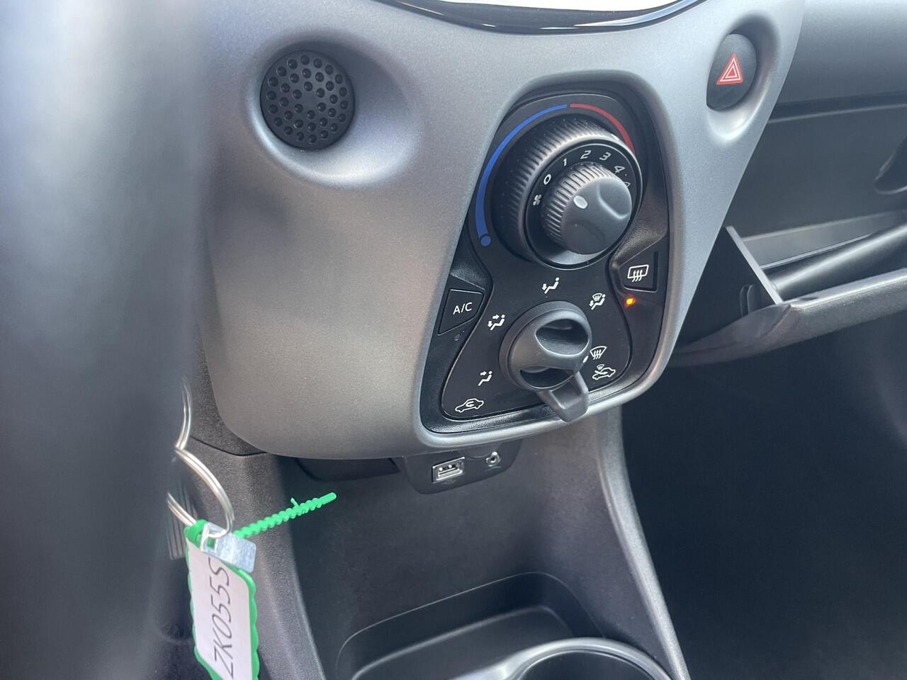 Toyota AYGO 1.0 VVT-i x-play Automaat | All-season Banden