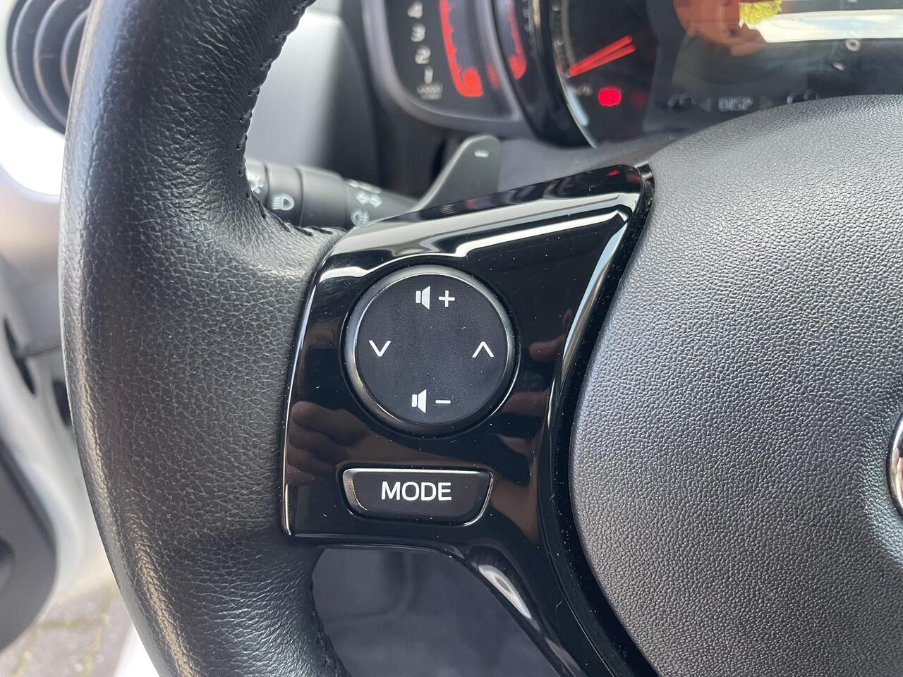 Toyota AYGO 1.0 VVT-i x-play Automaat | All-season Banden