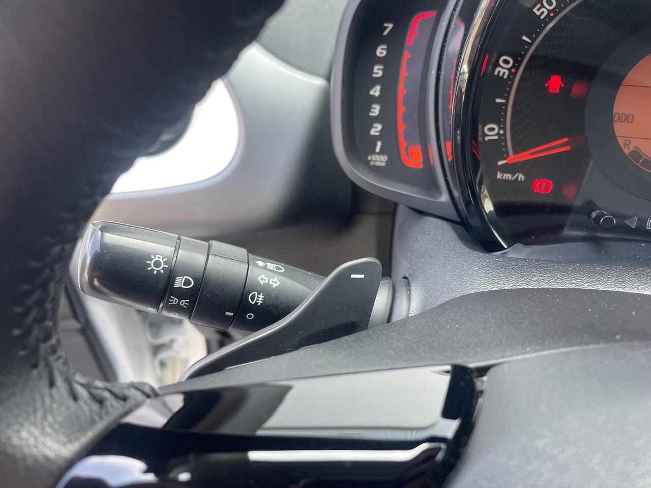 Toyota AYGO 1.0 VVT-i x-play Automaat | All-season Banden