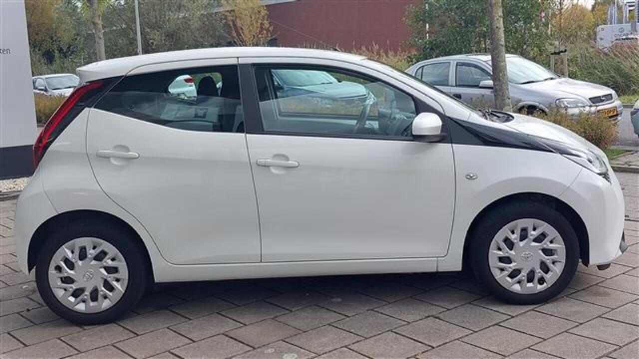 Toyota AYGO 1.0 VVT-i x-Play Limited