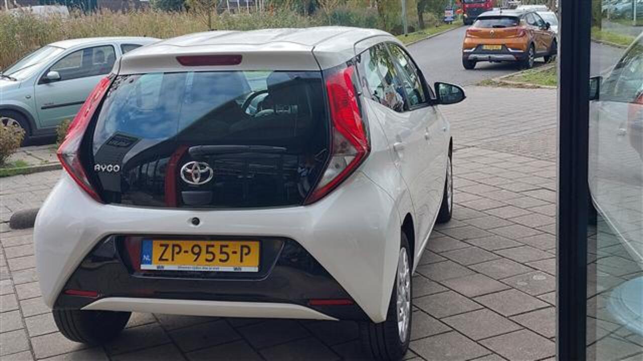 Toyota AYGO 1.0 VVT-i x-Play Limited