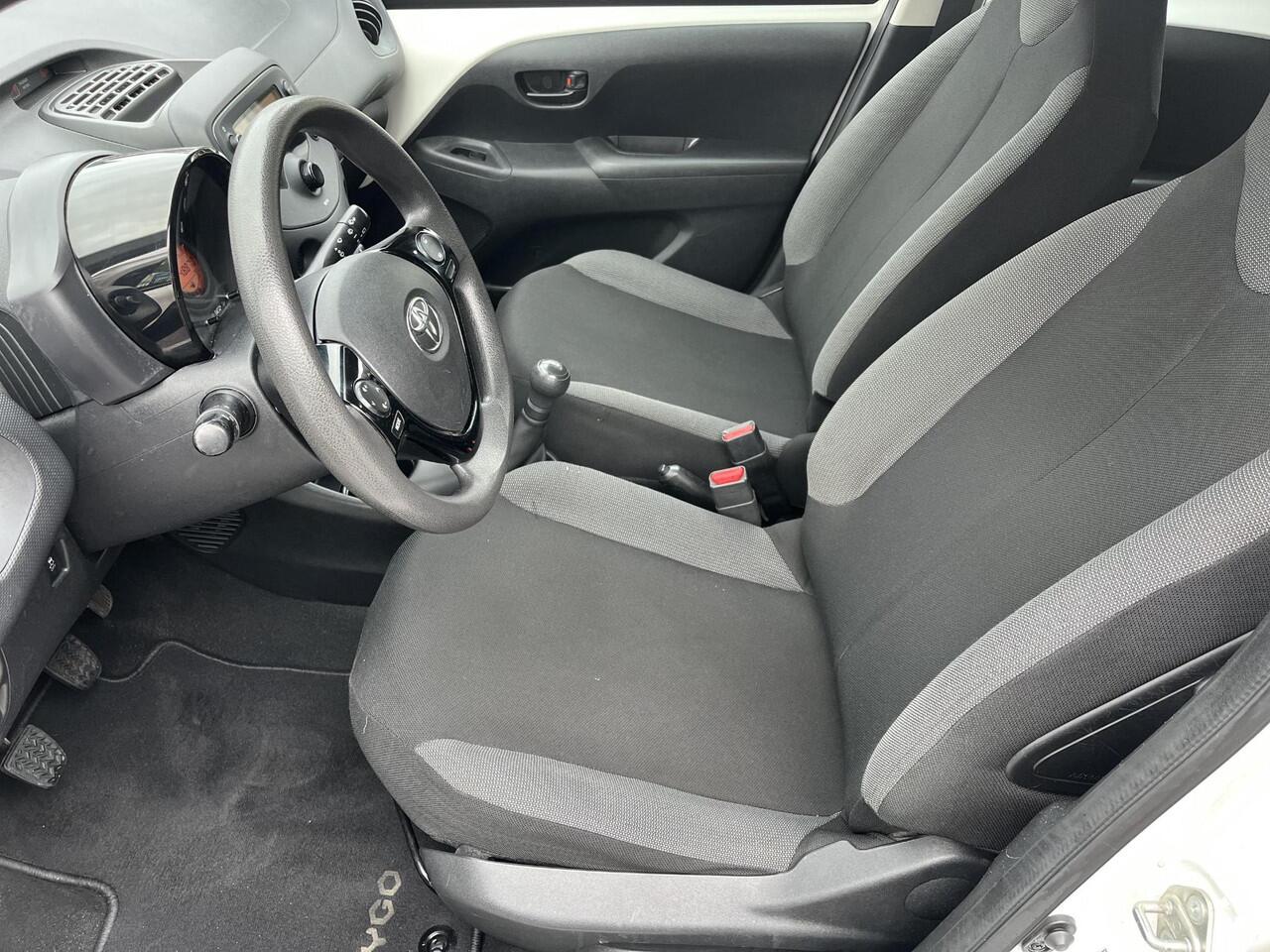 Toyota AYGO 1.0 VVT-i x-fun | 5 deurs | Airconditioning | Fietsendragerbeugel | Bluetooth |