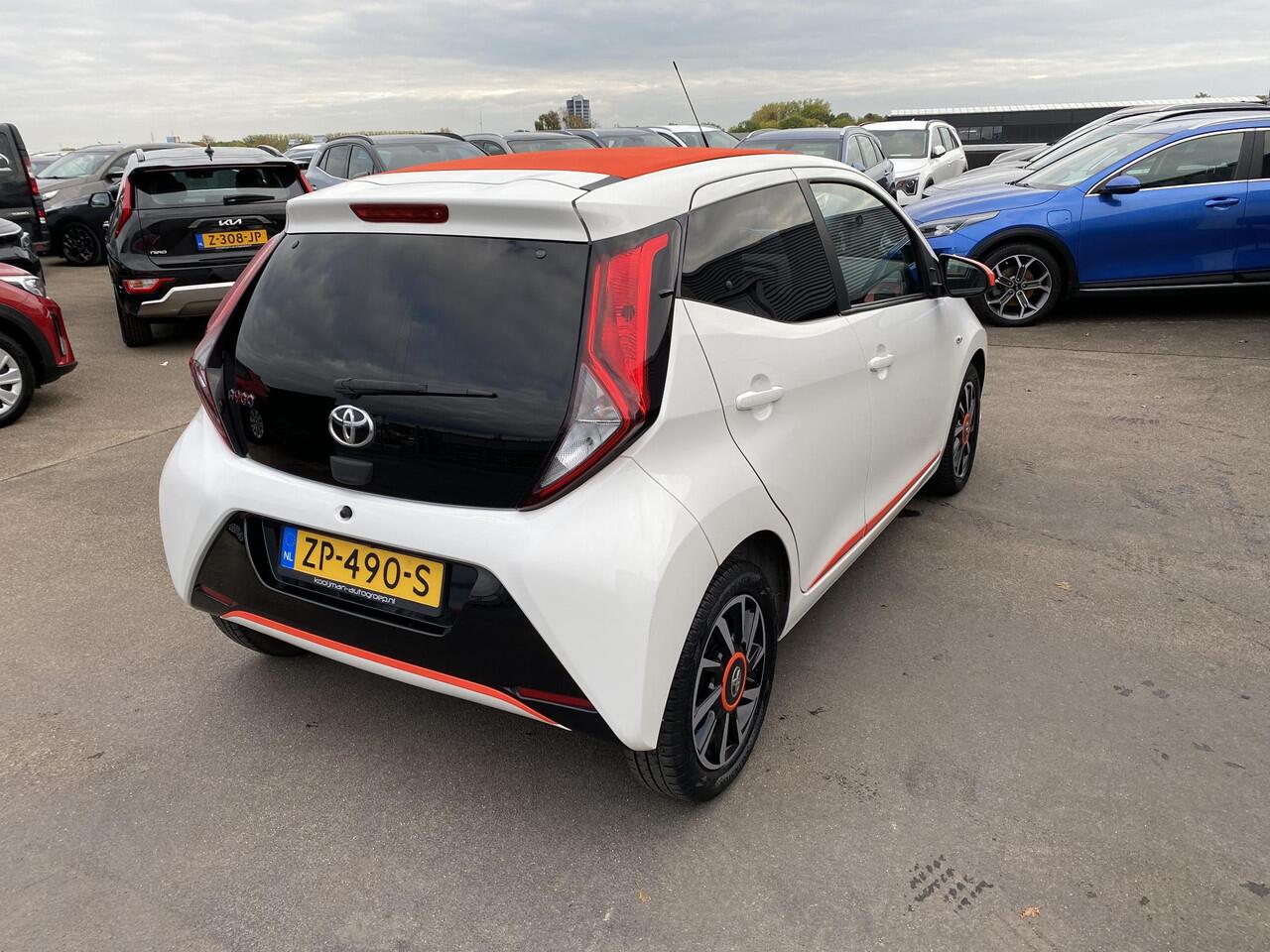 Toyota AYGO 1.0 VVT-i x-cite Leuke cabrio met opvallend gekleurde details! Navigatie Apple CarPlay/Android Auto, achteruitrij camera, airco