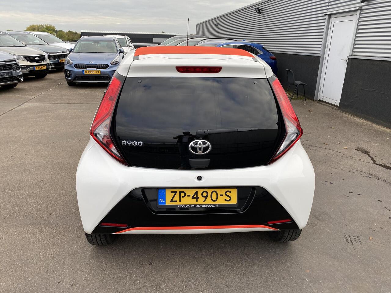 Toyota AYGO 1.0 VVT-i x-cite Leuke cabrio met opvallend gekleurde details! Navigatie Apple CarPlay/Android Auto, achteruitrij camera, airco