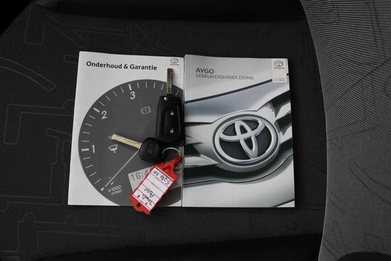 Toyota AYGO 1.0 VVT-i x-otic | Cabrio | | Automaat | Leder-stof bekleding | Groot multimedia scherm |