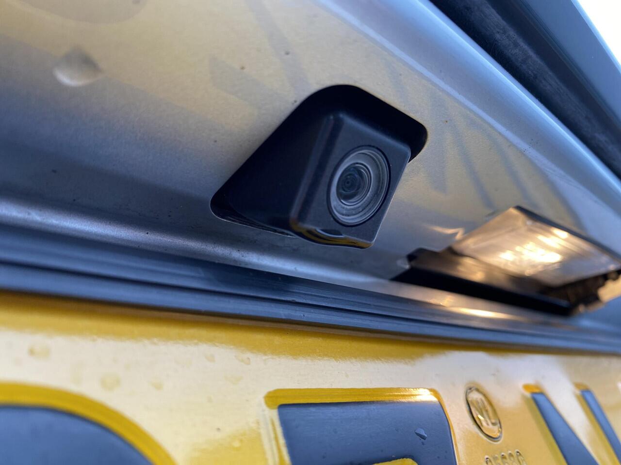 Toyota AYGO 1.0 VVT-i x-play limited NL-auto, boekjes compleet! Navigatie Apple CarPlay/Android Auto, achteruitrij camera, airco, neerklapbare achterbank,