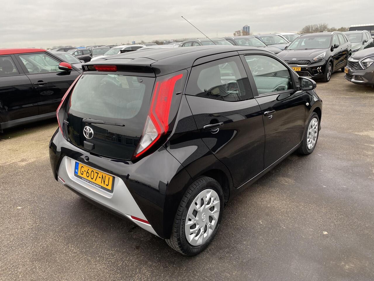Toyota AYGO 1.0 VVT-i x-play limited NL-auto, boekjes compleet! Navigatie Apple CarPlay/Android Auto, achteruitrij camera, airco, neerklapbare achterbank,