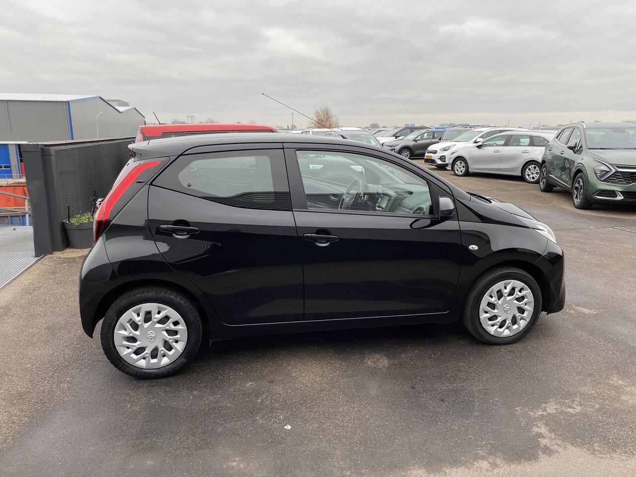 Toyota AYGO 1.0 VVT-i x-play limited NL-auto, boekjes compleet! Navigatie Apple CarPlay/Android Auto, achteruitrij camera, airco, neerklapbare achterbank,