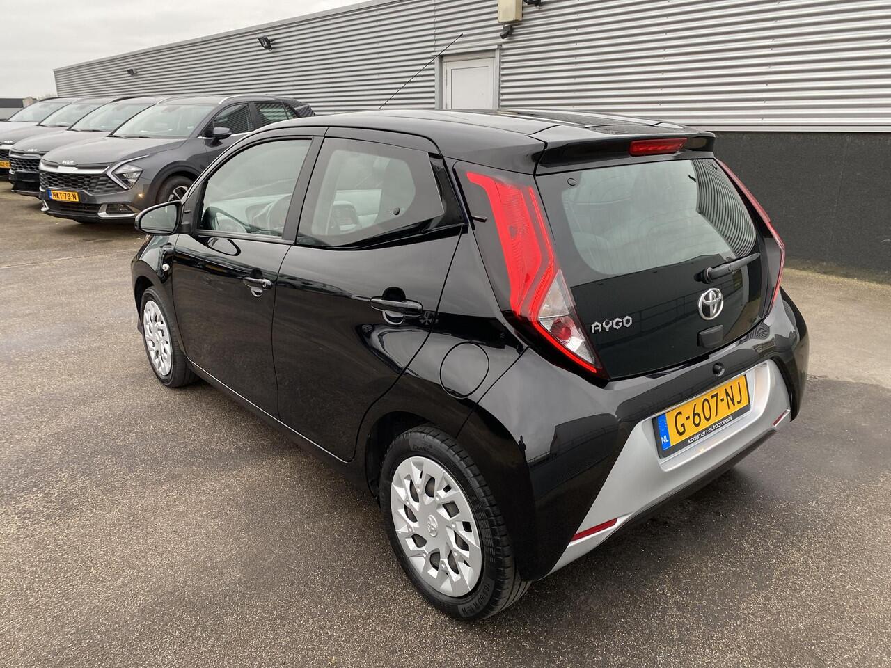 Toyota AYGO 1.0 VVT-i x-play limited NL-auto, boekjes compleet! Navigatie Apple CarPlay/Android Auto, achteruitrij camera, airco, neerklapbare achterbank,