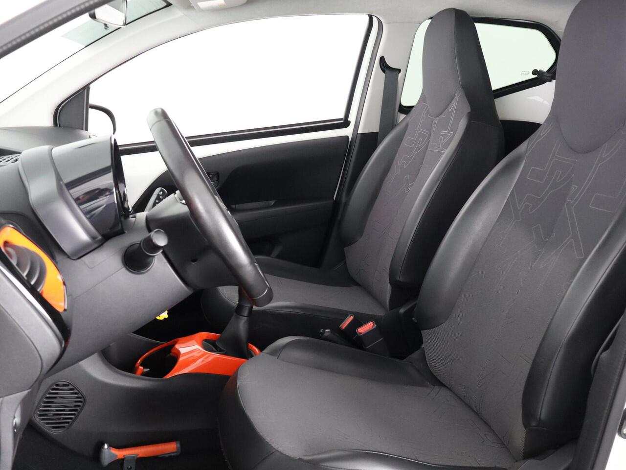 Toyota AYGO 1.0 VVT-i X-OTIC CABRIOLET 30.000 KM !! GARANTIE TOT 3-2029! LEDER.CARPLAY NAVI.AIRCO.LMV CAMERA !