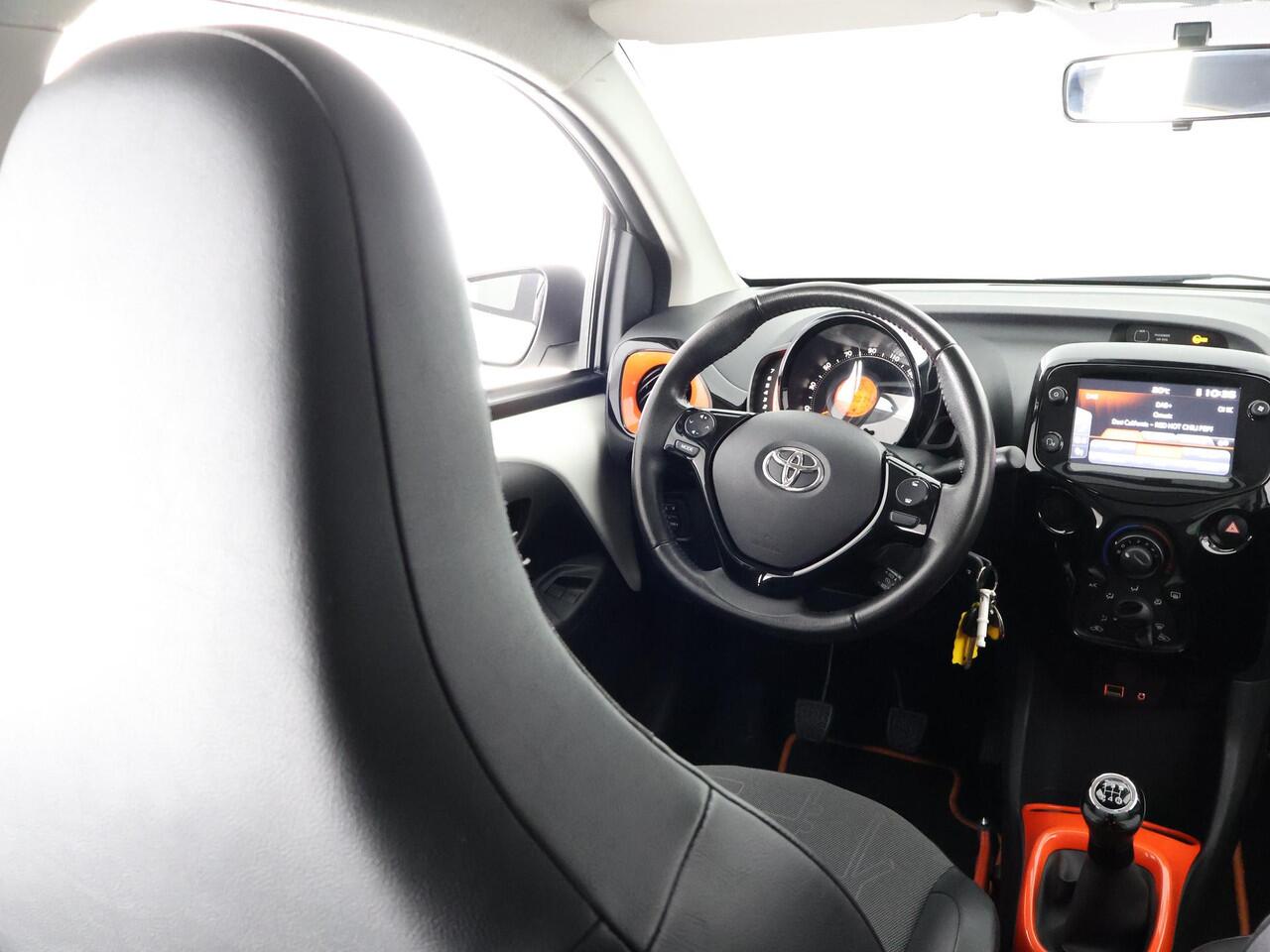 Toyota AYGO 1.0 VVT-i X-OTIC CABRIOLET 30.000 KM !! GARANTIE TOT 3-2029! LEDER.CARPLAY NAVI.AIRCO.LMV CAMERA !