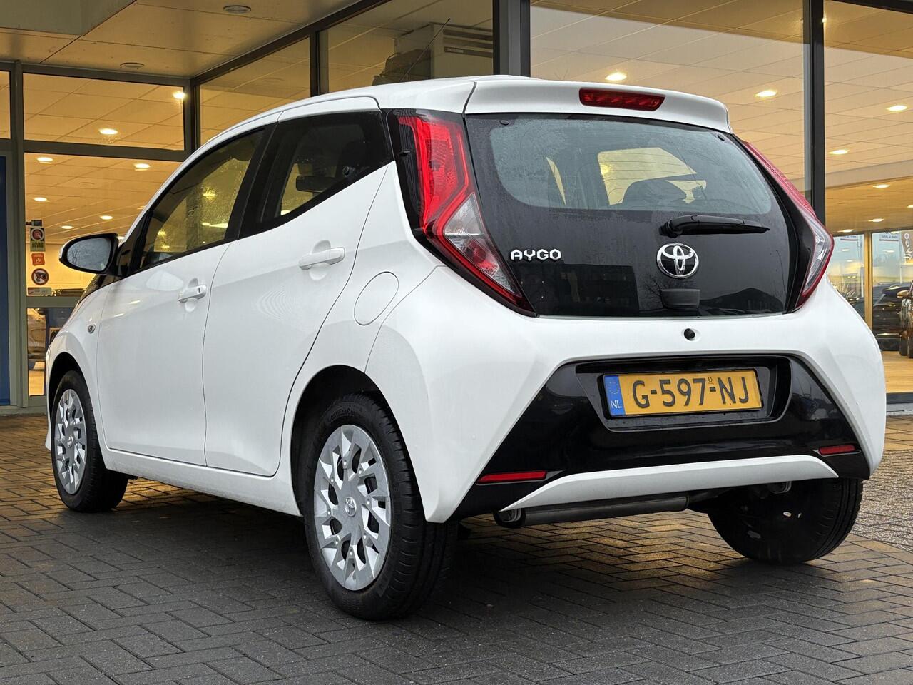 Toyota AYGO 1.0 VVT-i x-play | Carplay | Achteruitrijcamera | Airco | Automaat