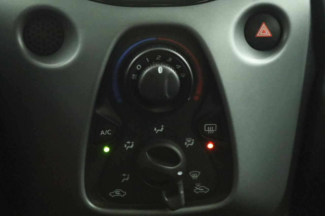 Toyota AYGO 1.0 VVT-i x-play | Airco | Bluetooth | Achteruitrijcamera |