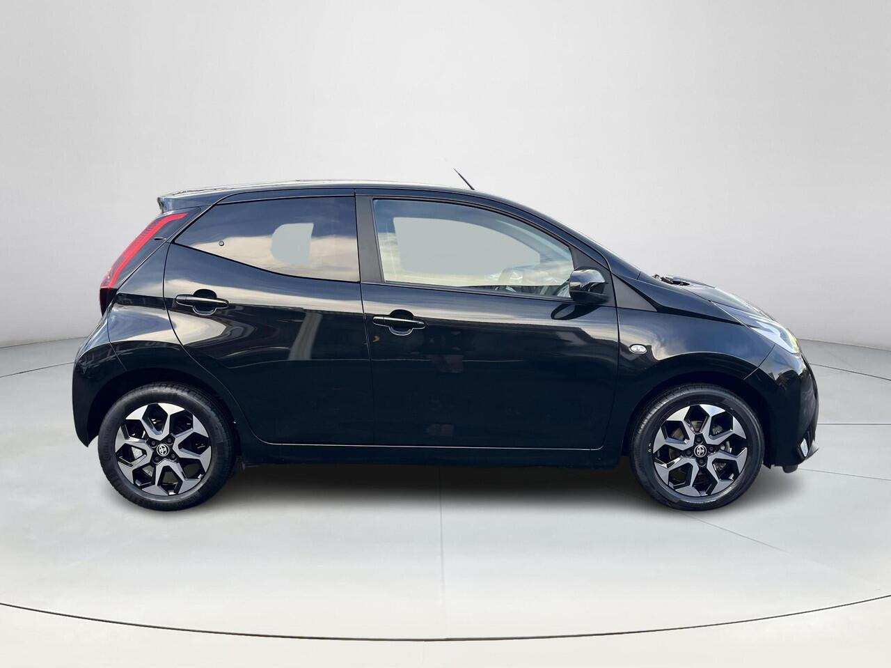 Toyota AYGO 1.0 VVT-i x-joy | Carplay | Licht metalen velgen | Automatische airco | Parkeercamera |