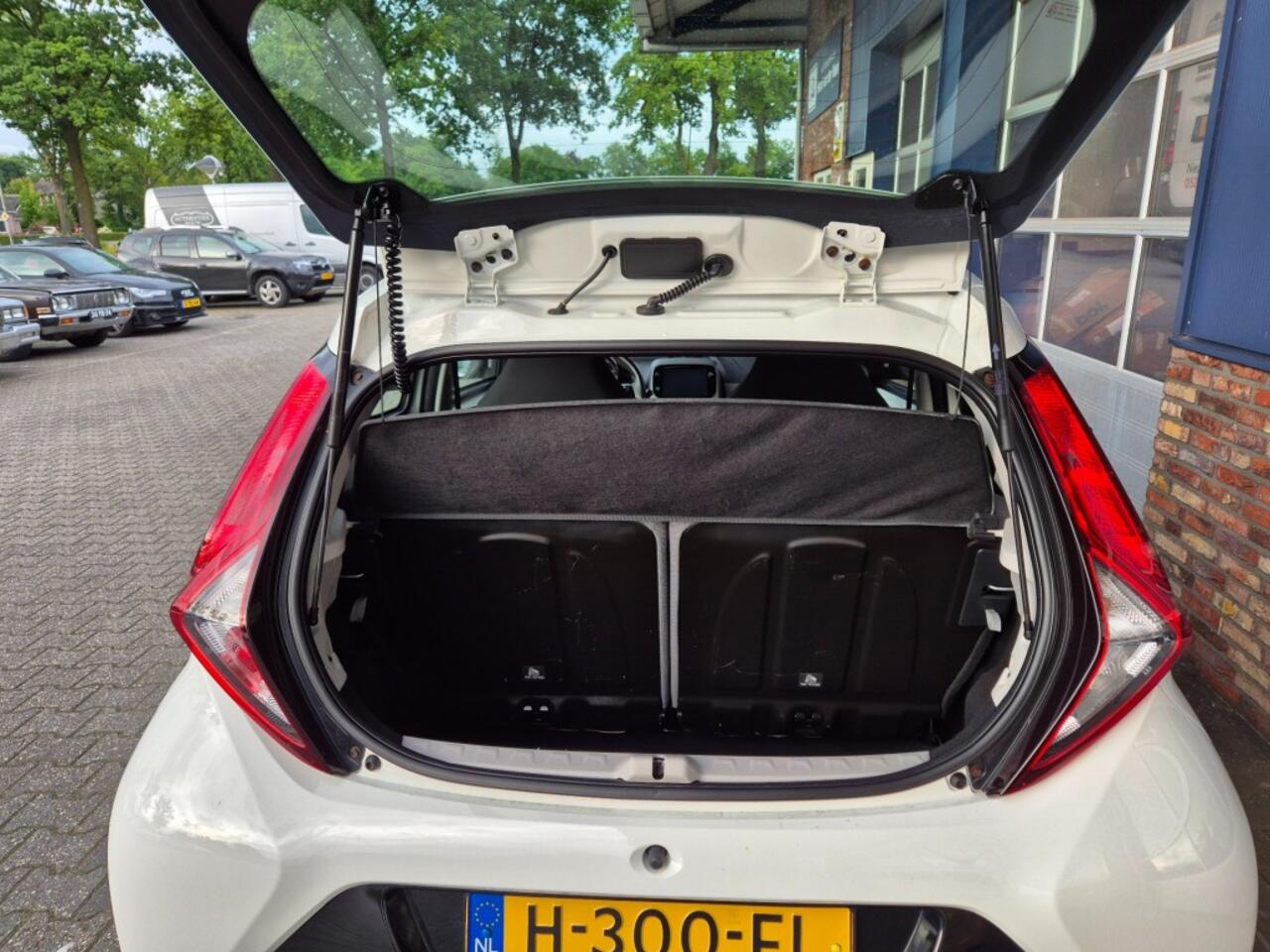 Toyota AYGO 1.0 VVT-I X-PLAY CAMERA. NAVI. ALL.IN.