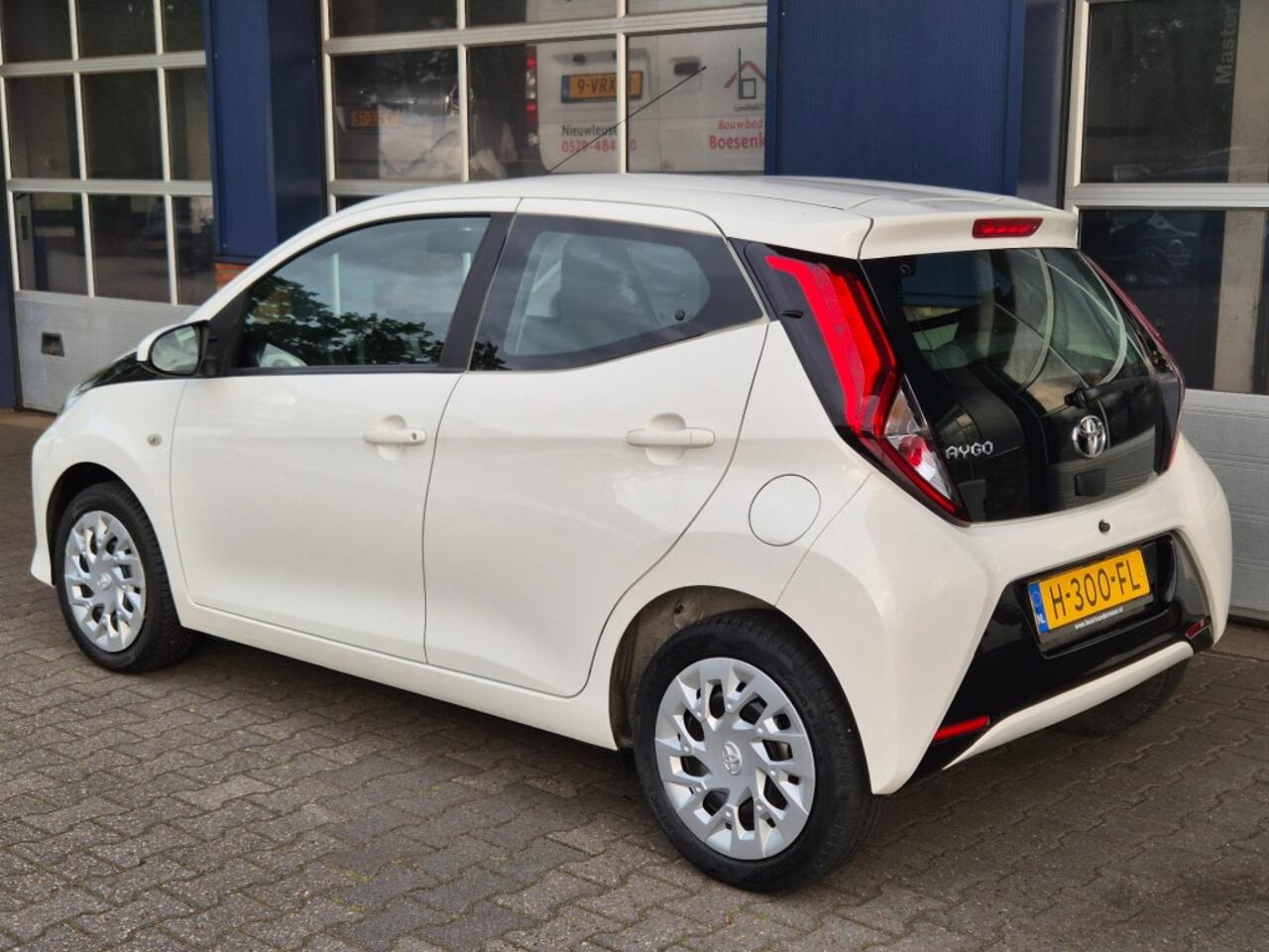 Toyota AYGO 1.0 VVT-I X-PLAY CAMERA. NAVI. ALL.IN.