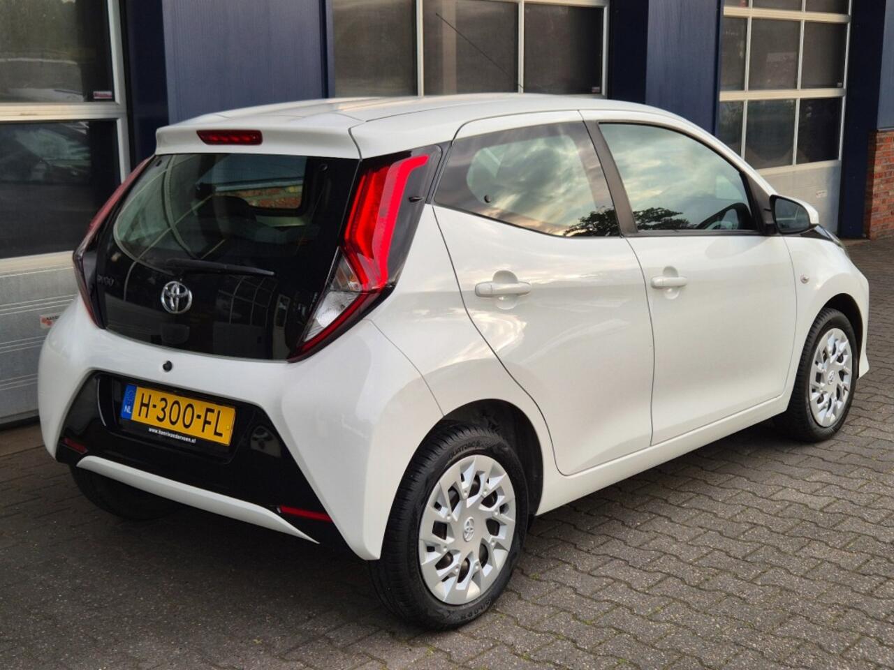 Toyota AYGO 1.0 VVT-I X-PLAY CAMERA. NAVI. ALL.IN.
