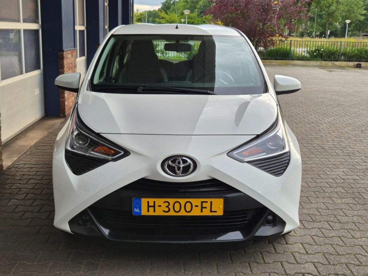 Toyota AYGO 1.0 VVT-I X-PLAY CAMERA. NAVI. ALL.IN.