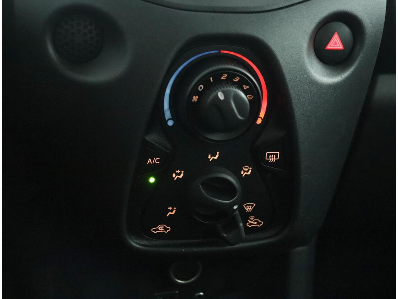 Toyota AYGO 1.0 VVT-i x-fun | Airco | Radio | Bluetooth |