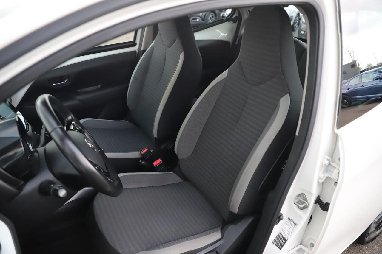 Toyota AYGO 1.0 VVT-i x-joy 14 inch LMV Carplay Android Navigatie Achteruitrijcamera Airco