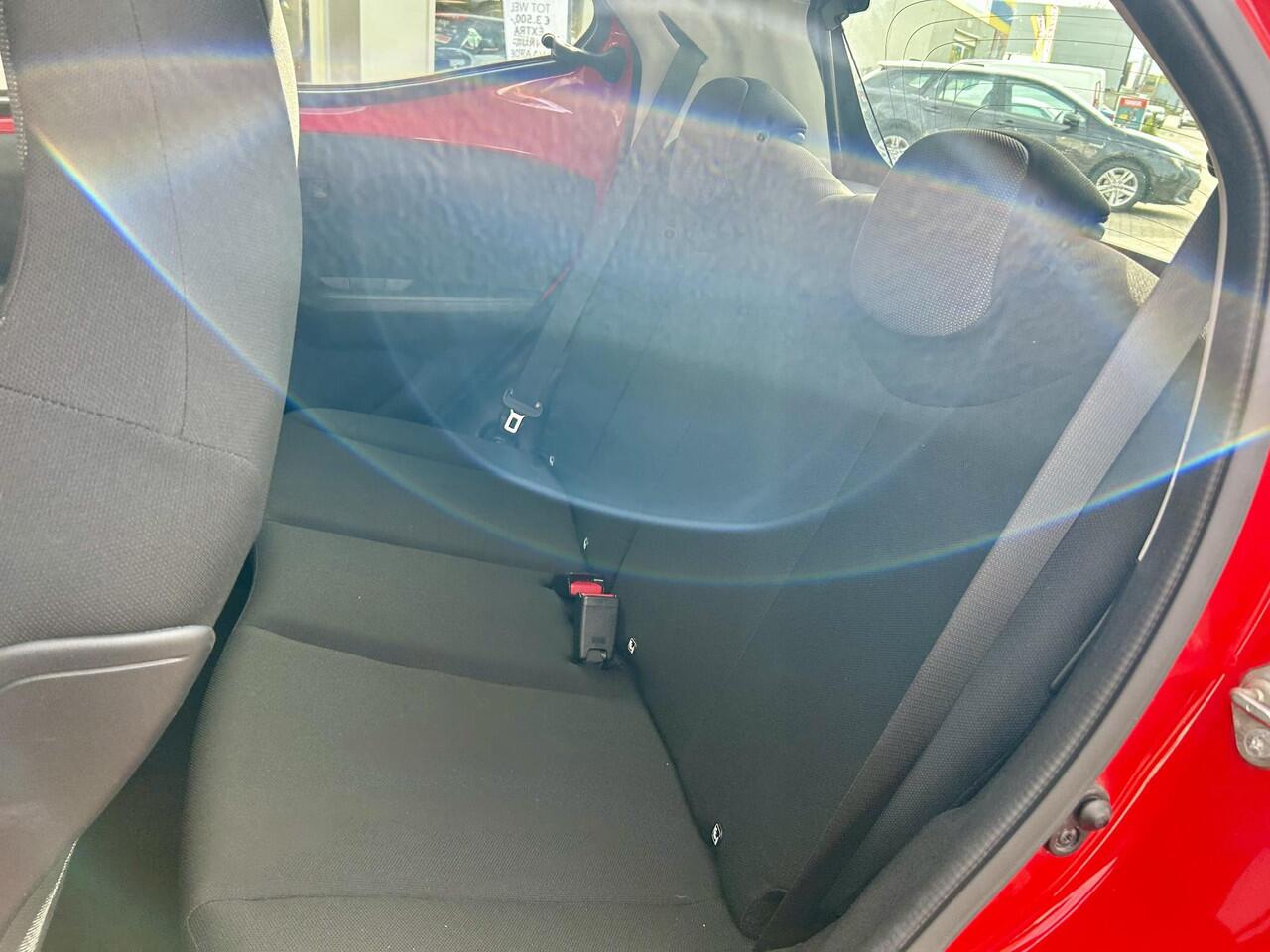 Toyota AYGO 1.0 VVT-i x-fun Airconditioning | Boekjes compleet | Start/Stop systeem | Uitstelbare zijruiten |