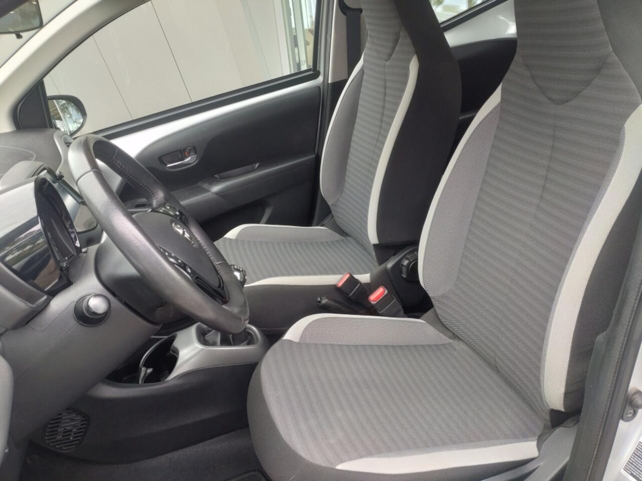 Toyota AYGO 1.0 VVTi x-play