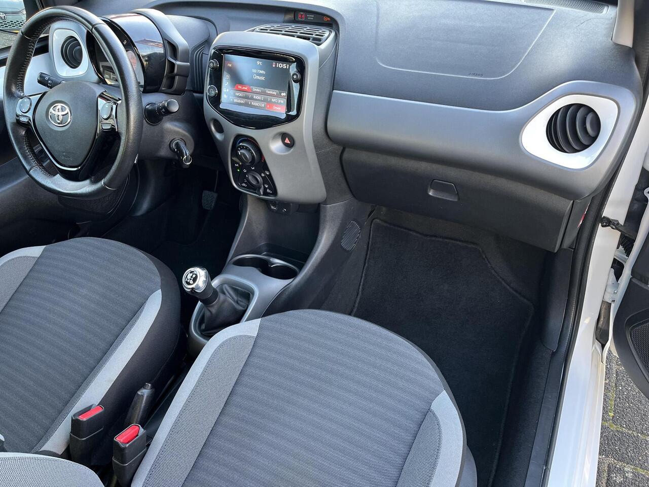 Toyota AYGO 1.0 VVT-i x-play | 5 deurs | Carplay | Parkeercamera | Airconditioning |