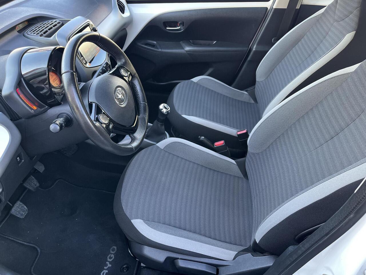 Toyota AYGO 1.0 VVT-i x-play | 5 deurs | Carplay | Parkeercamera | Airconditioning |