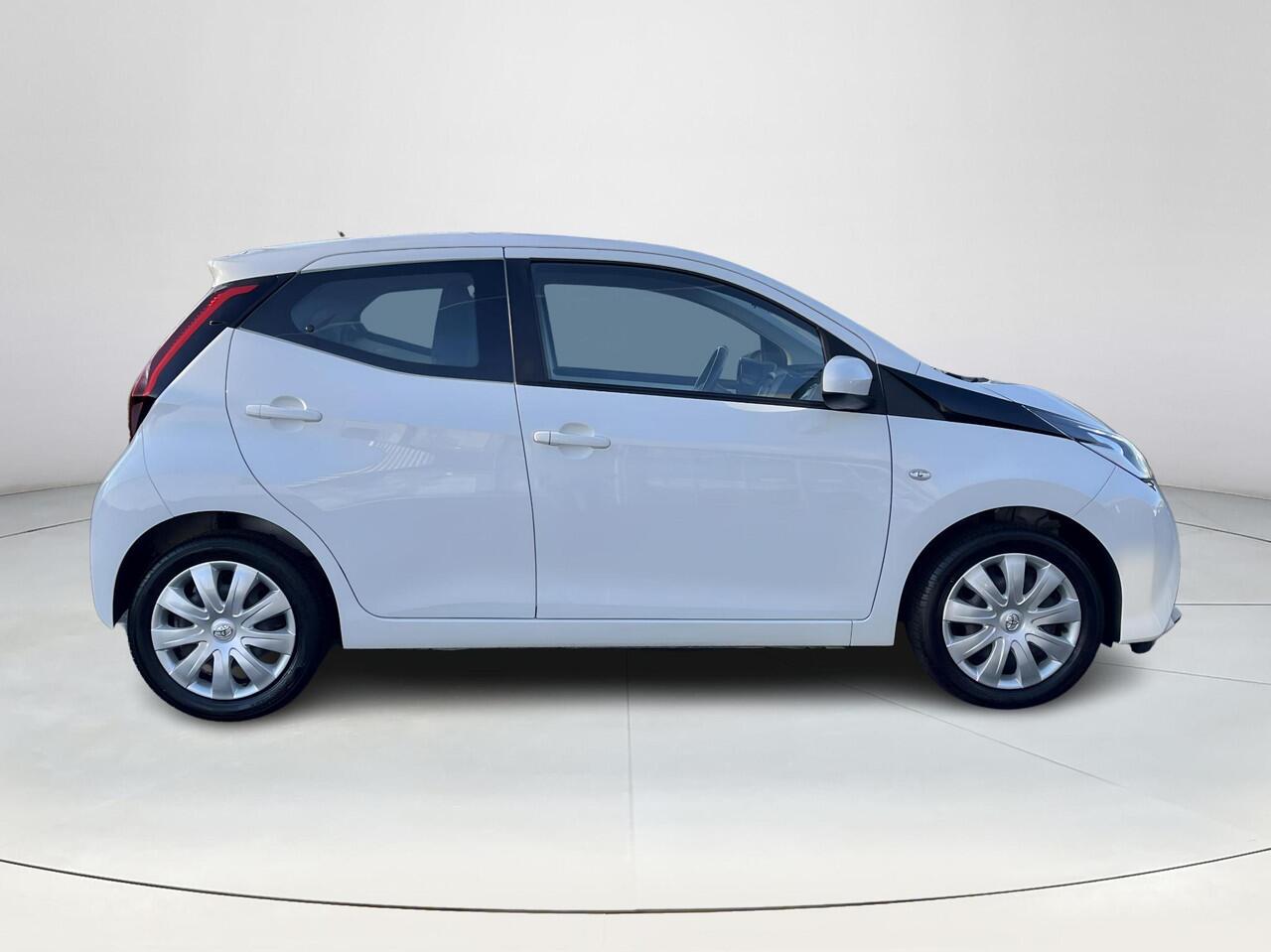 Toyota AYGO 1.0 VVT-i x-play | 5 deurs | Carplay | Parkeercamera | Airconditioning |