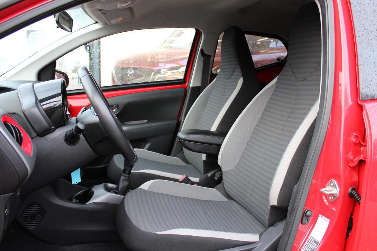 Toyota AYGO 1.0 VVT-i x-joy , Trekhaak, Clima, Camera, Apple Carplay, Bluetooth, LMV 15 Inch, Armsteun, Elek.Ramen