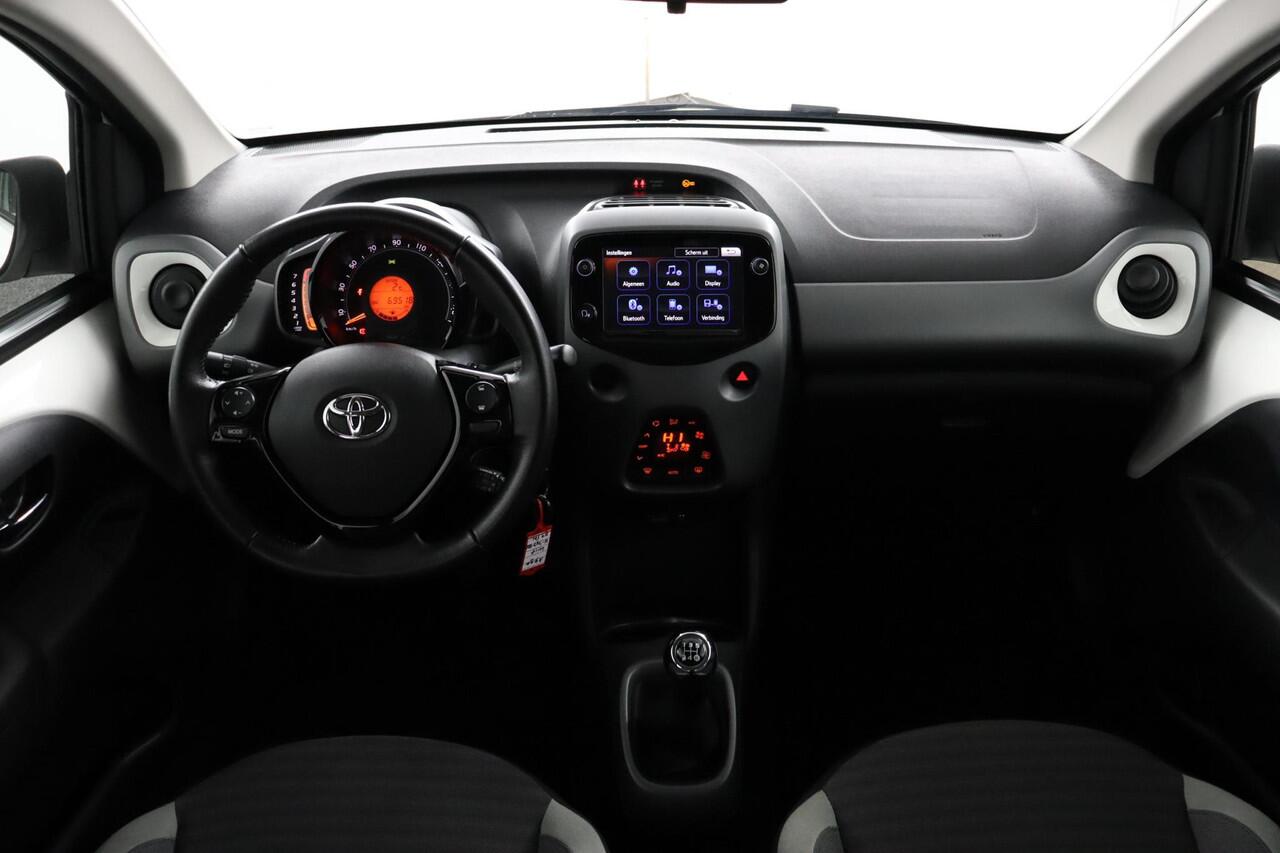 Toyota AYGO 1.0 VVT-i x-joy | Apple Carplay/Android Auto | Climate Control | Lichtmetalen Velgen | Parkeercamera |