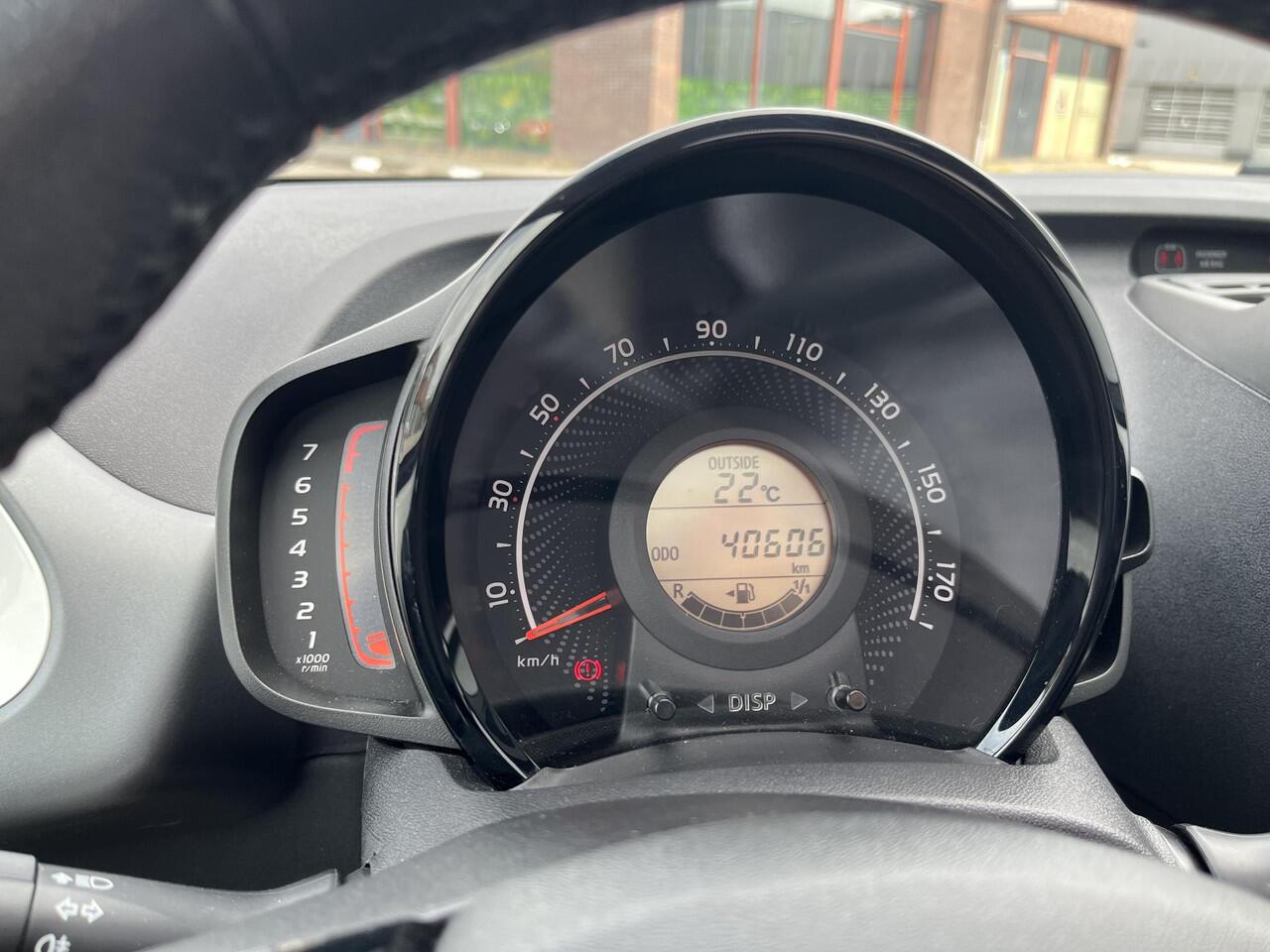 Toyota AYGO 1.0 VVT-i x-play cabrio | Open vouwdak | Origineel NL | 1e eigenaar | Apple Carplay/Android Auto | Achteruitrijcamera | Garantie t/m 06-2031 of 200.000km