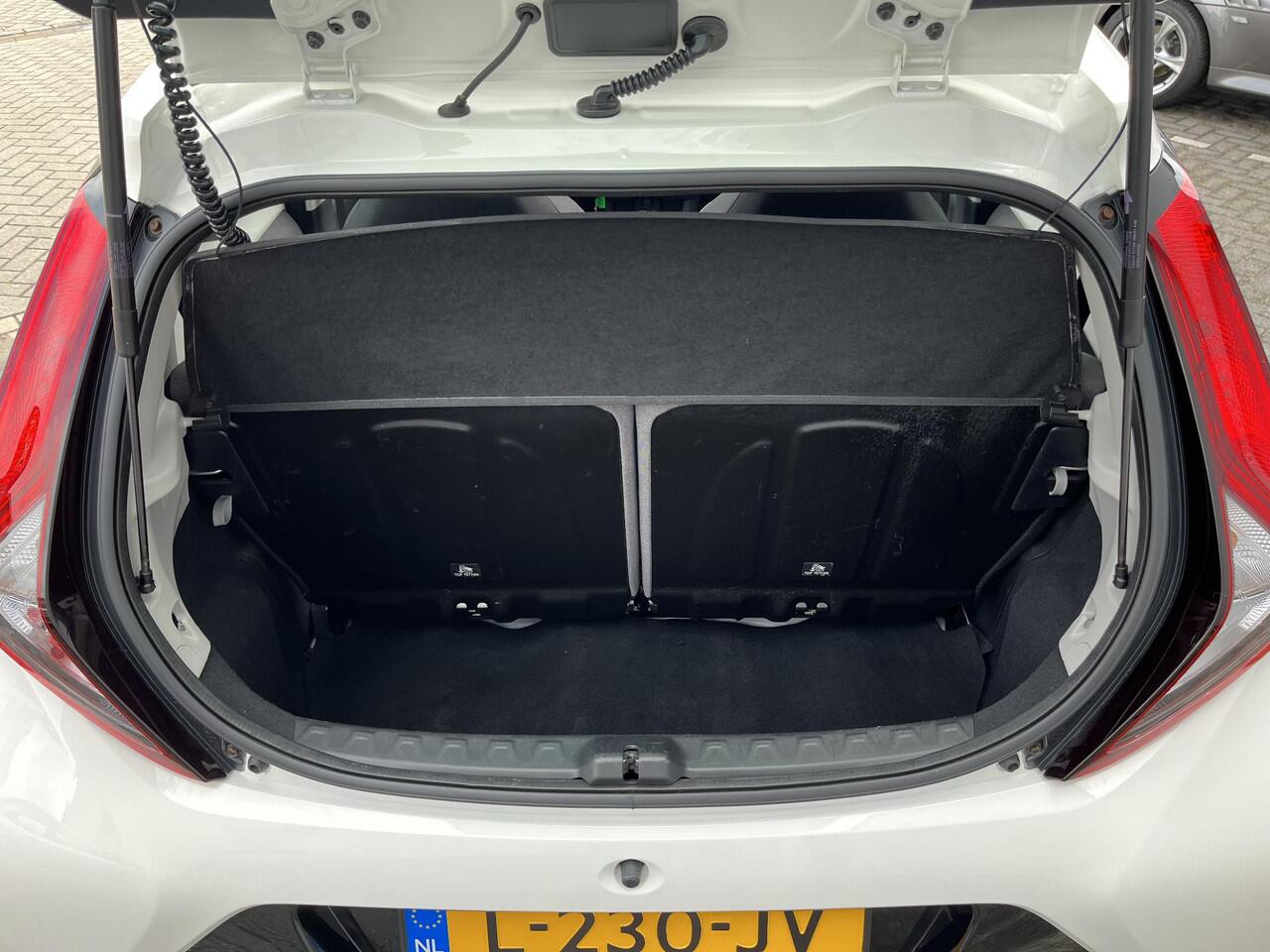 Toyota AYGO 1.0 VVT-i x-play cabrio | Open vouwdak | Origineel NL | 1e eigenaar | Apple Carplay/Android Auto | Achteruitrijcamera | Garantie t/m 06-2031 of 200.000km