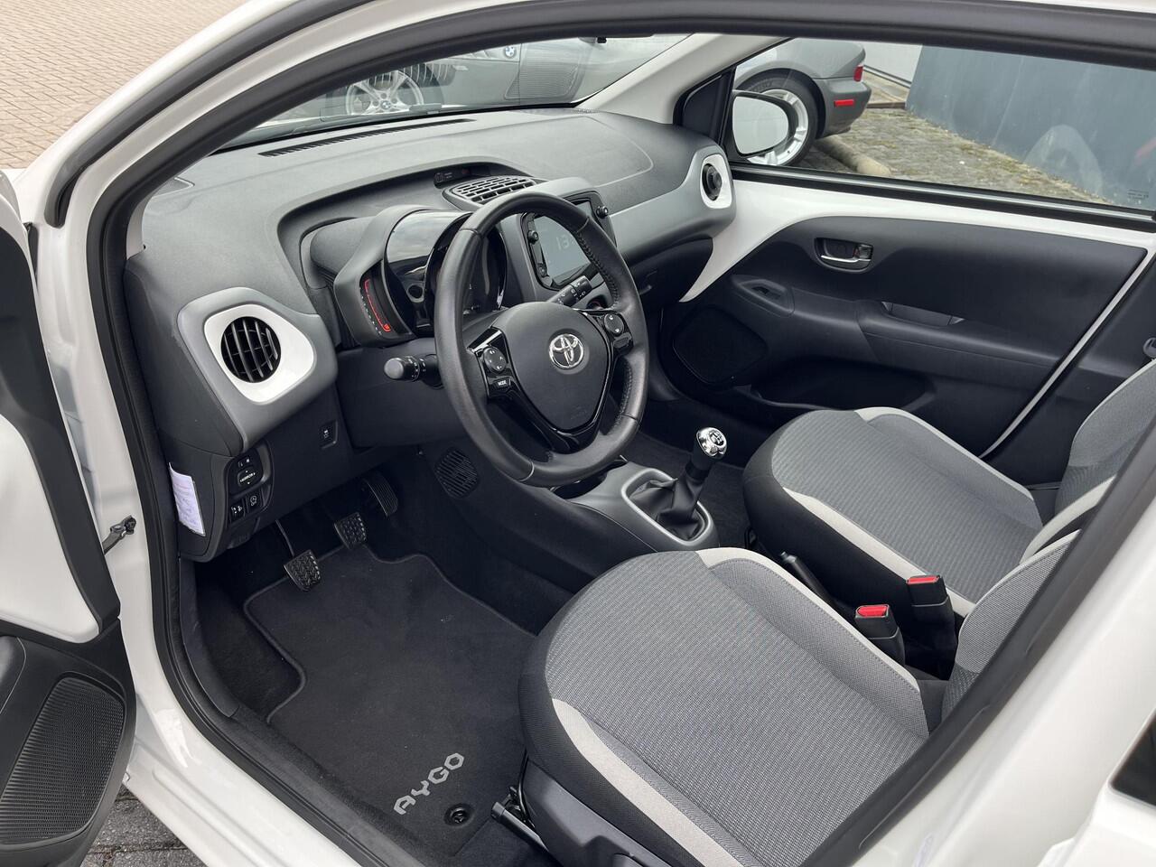 Toyota AYGO 1.0 VVT-i x-play cabrio | Open vouwdak | Origineel NL | 1e eigenaar | Apple Carplay/Android Auto | Achteruitrijcamera | Garantie t/m 06-2031 of 200.000km