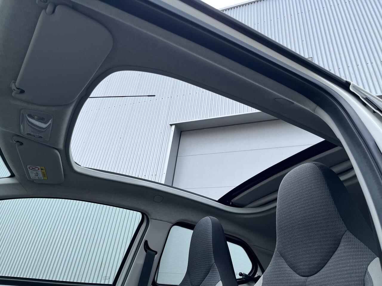 Toyota AYGO 1.0 VVT-i x-play cabrio | Open vouwdak | Origineel NL | 1e eigenaar | Apple Carplay/Android Auto | Achteruitrijcamera | Garantie t/m 06-2031 of 200.000km