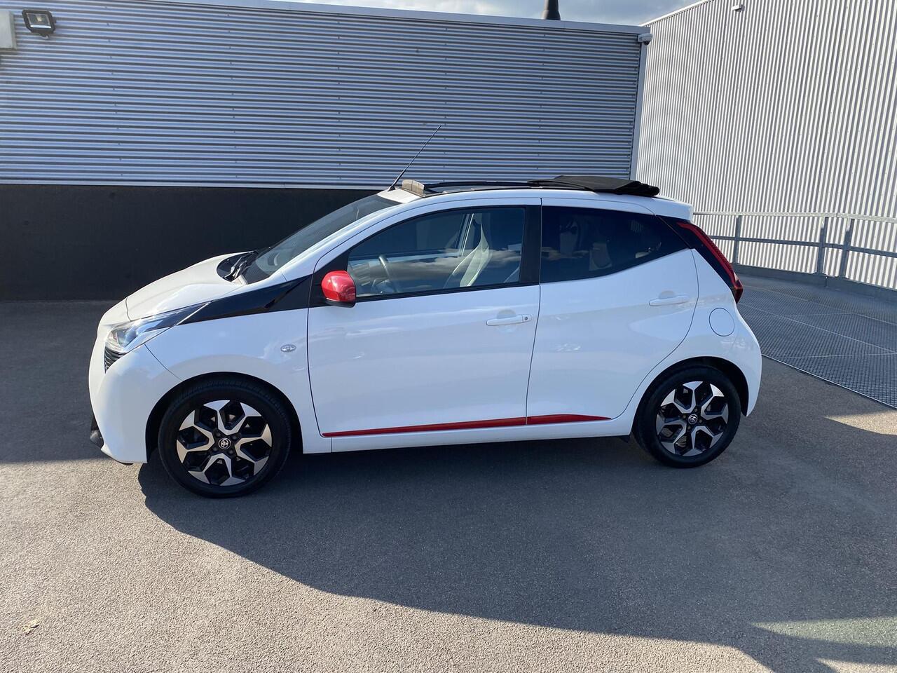 Toyota AYGO 1.0 VVT-i x-joy cabrio Sportieve auto met rode accenten en een Cabriodak! Airconditioning, achteruitrij camera, Apple Carplay/Android Auto, start/stop systeem