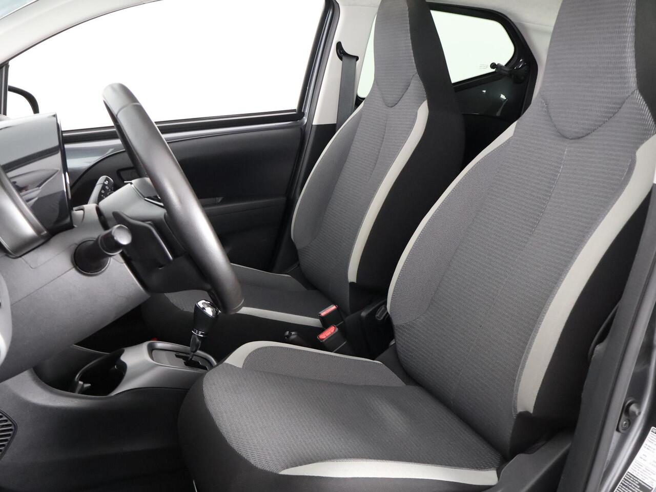 Toyota AYGO 1.0 VVT-i X-PLAY AUTOMAAT GARANTIE TOT 10-2031 BIJNA 2022. APPLE CARPLAY & ANDROID AUTO . ACHTERUITRIJ CAMERA .