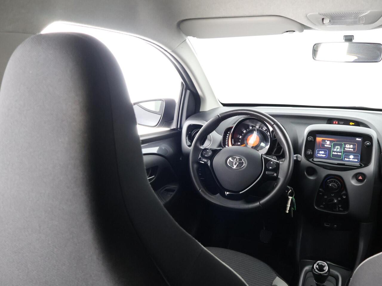 Toyota AYGO 1.0 VVT-i X-PLAY AUTOMAAT GARANTIE TOT 10-2031 BIJNA 2022. APPLE CARPLAY & ANDROID AUTO . ACHTERUITRIJ CAMERA .