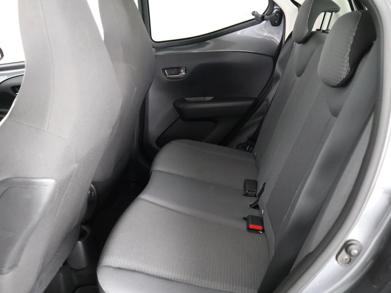 Toyota AYGO 1.0 VVT-i X-PLAY AUTOMAAT GARANTIE TOT 10-2031 BIJNA 2022. APPLE CARPLAY & ANDROID AUTO . ACHTERUITRIJ CAMERA .