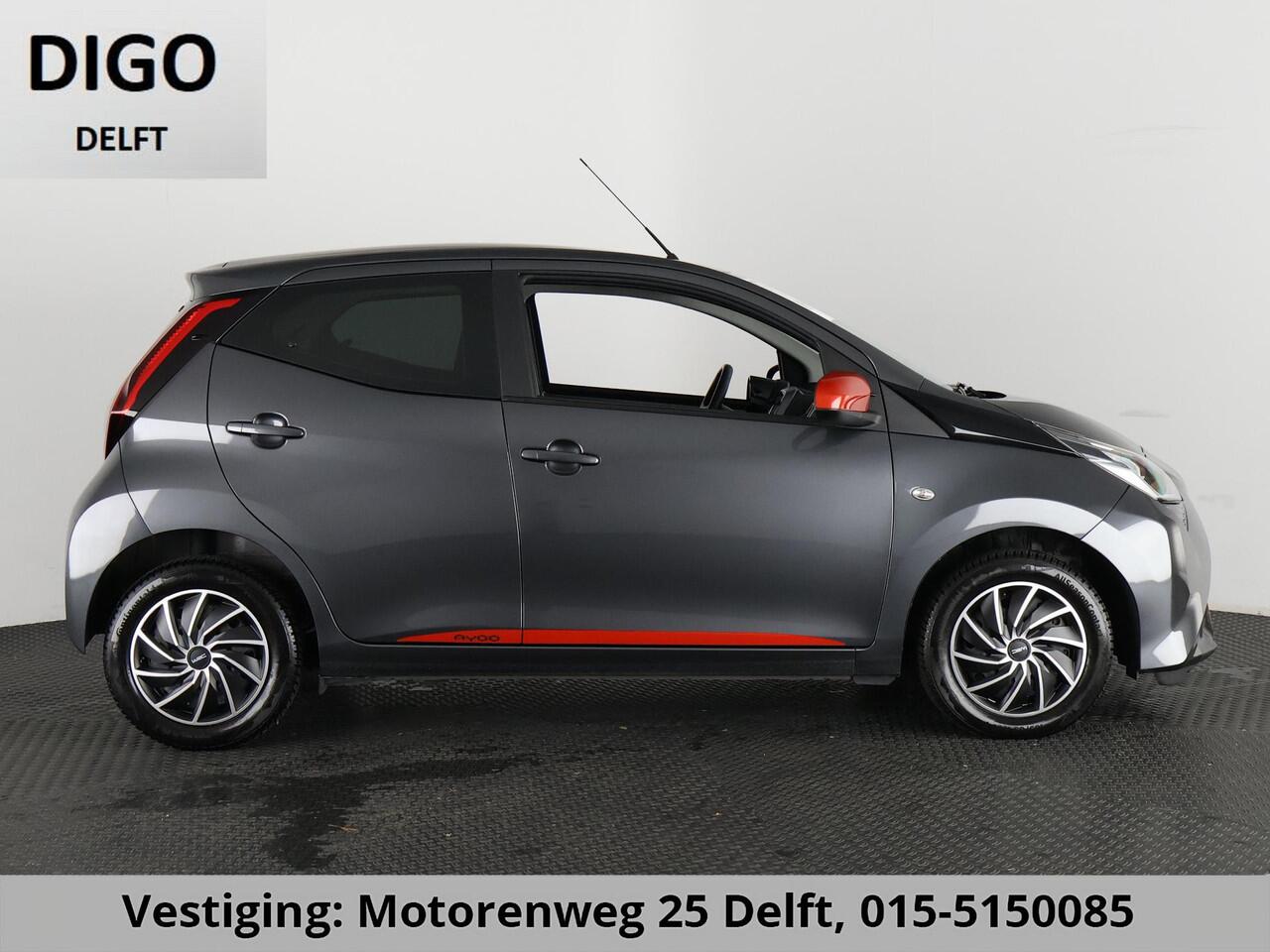 Toyota AYGO 1.0 VVT-i X-PLAY AUTOMAAT GARANTIE TOT 10-2031 BIJNA 2022. APPLE CARPLAY & ANDROID AUTO . ACHTERUITRIJ CAMERA .