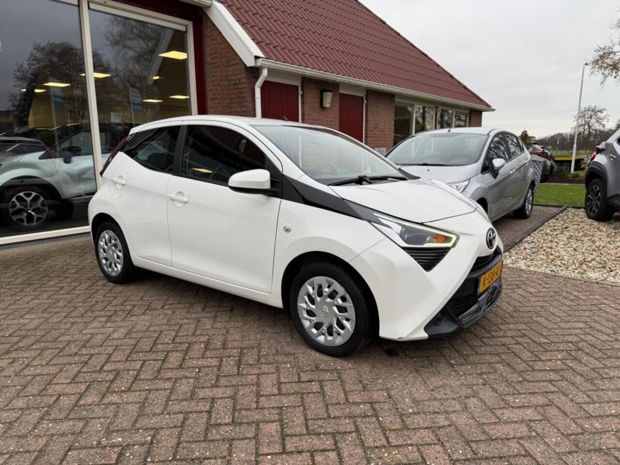 Toyota AYGO 1.0 VVT-I X-PLAY AUTOMAAT 5-DRS CAMERA/AIRCO/RADIO/CARPLAY/ ENZ.