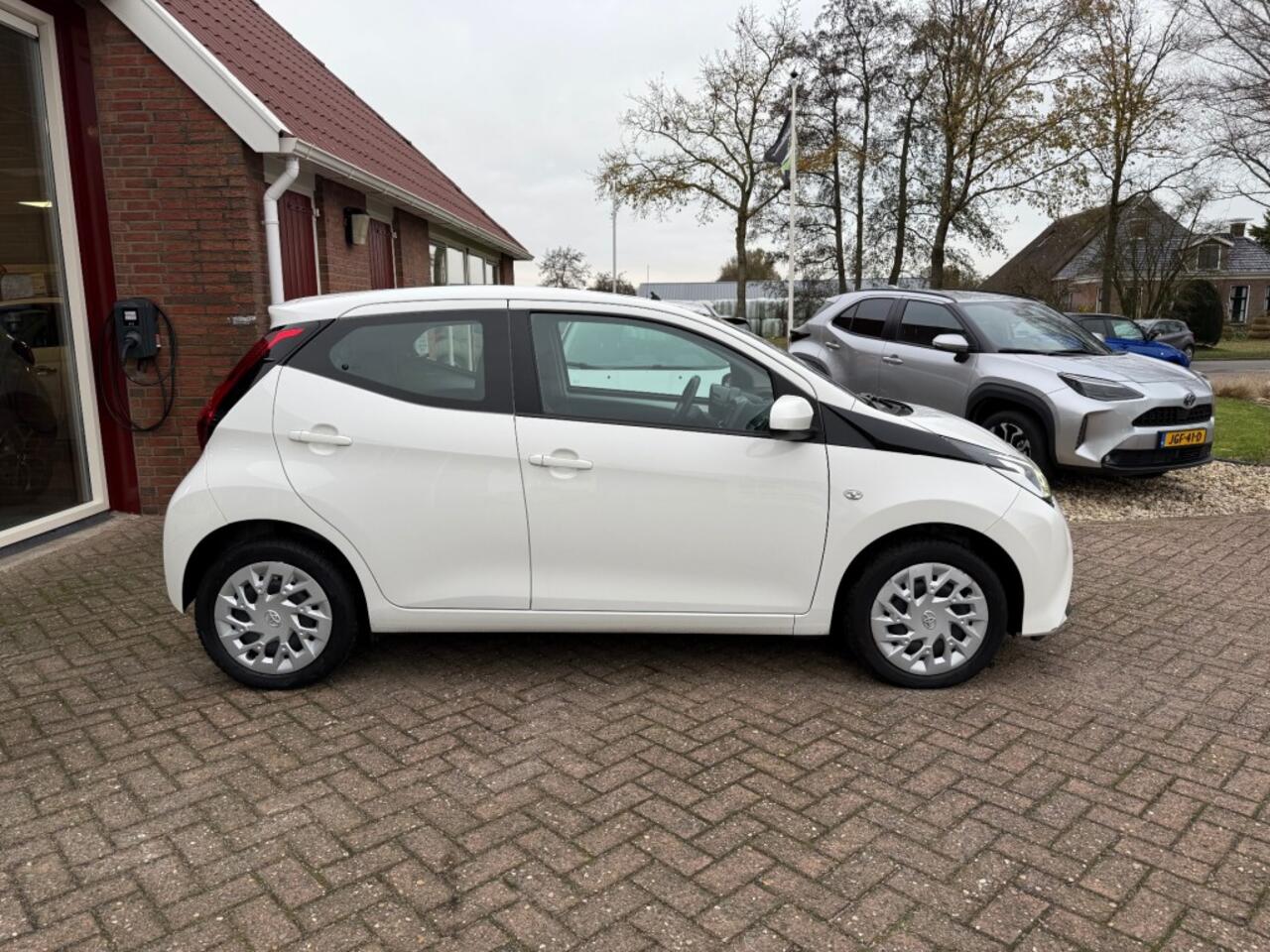 Toyota AYGO 1.0 VVT-I X-PLAY AUTOMAAT 5-DRS CAMERA/AIRCO/RADIO/CARPLAY/ ENZ.