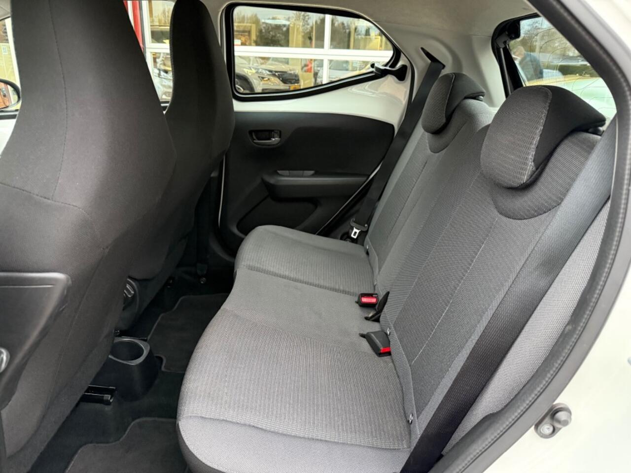 Toyota AYGO 1.0 VVT-I X-PLAY AUTOMAAT 5-DRS CAMERA/AIRCO/RADIO/CARPLAY/ ENZ.