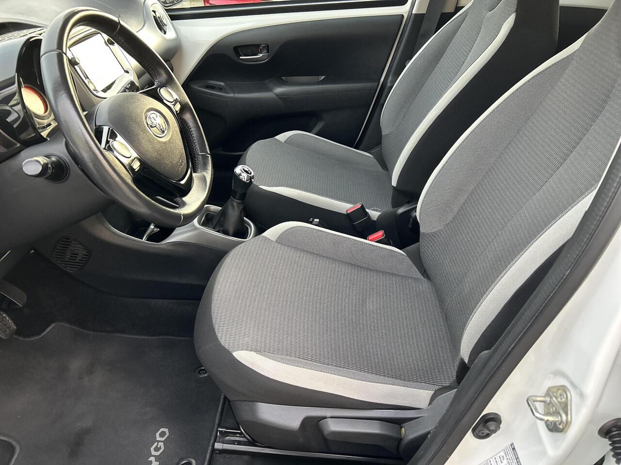 Toyota AYGO 1.0 VVT-i x-joy | All Seasonbanden| Climate control| Cruise control| Bestuurdersstoel in hoogte verstelbaar| Apple Carplay|