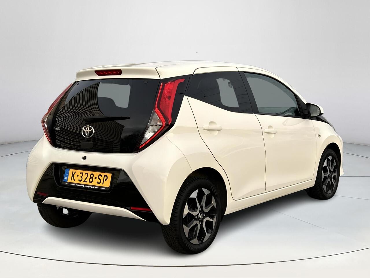 Toyota AYGO 1.0 VVT-i x-joy | All Seasonbanden| Climate control| Cruise control| Bestuurdersstoel in hoogte verstelbaar| Apple Carplay|